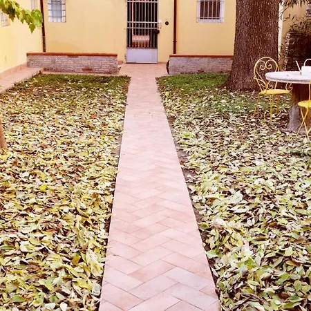 Charming Vintage By Piazza Maggiore With Garden Daire Bolonya