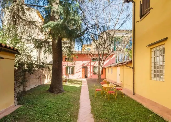 شقة Charming Vintage By Piazza Maggiore With Garden *