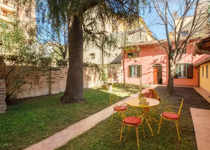 Charming Vintage By Piazza Maggiore With Garden *