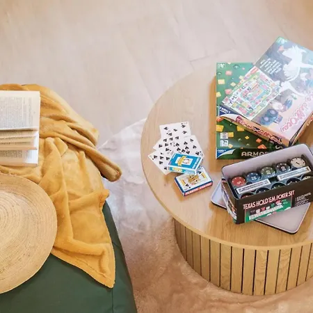 Charming Vintage By Piazza Maggiore With Garden アパート