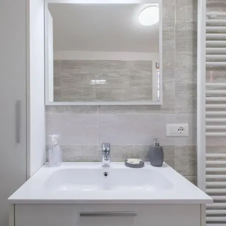 Charming Vintage By Piazza Maggiore With Garden アパート *